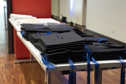 Die Veranstaltung findet am Freitag, den 03.07.2026, um 16:00 Uhr, auf dem Campus der Hochschule Düsseldorf statt. Eingeladen sind Angehörige, Familien und Freunde sowie Mitarbeiter*innen und Alumni, um diesen bedeutenden Anlass gemeinsam zu feiern.